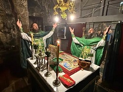 Манастир Свете Тројице Свештеници и Света литургија и богослужење у манастиру Свете Тројице -   Свечани чин свете литургије коју служи свештенство у манастиру Свете Тројице Пљевља пред главним иконостасом у молитвеној тишини и духовном спокоју храма