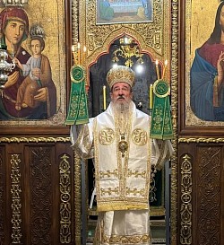 Манастир Свете Тројице епископ милешевски Атанасије  Света литургија у манастиру Свете Тројице у Пљевљима са приказом свештенослужитеља у празничним одеждама током најважнијег дела богослужења и причешћа верника