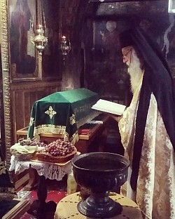 Манастир Свете Тројице јеромонах и Духовна атмосфера у манастиру Свете Тројице -  Атмосфера искрене молитве и паљења свећа за здравље и упокојене унутар манастирског храма Свете Тројице где сваки кутак одише вековном духовном снагом