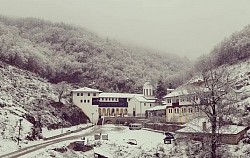 Манастир Свете Тројице Пљевља - Манастирски комплекс Свете Тројице у Пљевљима окружен брежуљцима и шумским пределима