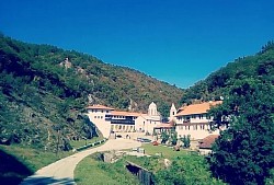 Српски Манастир Свете Тројице Пљевља - Архитектура Манастира Свете Тројице у Пљевљима, видљива са главног прилаза манастирском комплексу