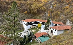 Манастир Свете Тројице Пљевља - Преглед спољашњих зидова и кровова Манастира Свете Тројице у Пљевљима са погледом на околину  Манастирски комплекс Свете Тројице у Пљевљима окружен брежуљцима и шумским пределима  Спољашњост цркве Манастира Свете Тројице са украсним детаљима камене архитектуре  Панорамска слика Манастира Свете Тројице са видиковца у близини града Пљеваља  Манастир Свете Тројице у Пљевљима на благом успону са околним зеленилом  Детаљ манастирског комплекса са природом око Манастира Свете Тројице