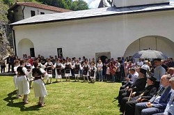 слава манастир Свете Тројице Пљевља - Прослава манастирске славе Силаска Светог Духа на Апостоле - Тројичиндан у Пљевљима са великим бројем верног народа и свештенства
