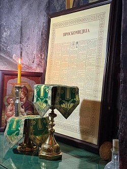 Проскомидија у Манастиру Свете Тројице Пљевља - Поглед на олтарски простор и свети престо унутар храма Свете Тројице у Пљевљима припремљен за свету литургију са црквеним сасудима и богослужбеним предметима од племенитих метала