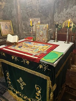 Манастирска Часна Трпеза у Светој Тројици Пљевља - Поглед на олтарски простор и свети престо унутар храма Свете Тројице у Пљевљима припремљен за свету литургију са црквеним сасудима и богослужбеним предметима од племенитих метала