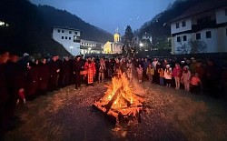 Манастир Свете Тројице Пљевља Паљење Бадњака и Празнично украшен храм за Силазак Светог Духа на Апостоле са свежом травом и цвећем којим се застире под цркве у складу са старом православном традицијом