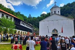 Педесетница - Слава Манастира Свете Тројице Пљевља - Свечана литија око манастирског храма Свете Тројице са црквеним барјацима и иконама током великог духовног празника и сабора - Атмосфера током велике славе манастира Свете Тројице у Пљевљима када порта постаје место сабрања православног народа из Пљеваља Србије и Црне Горе