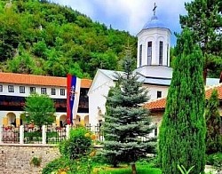 Манастир Свете Тројице Пљевља - Поглед на манастирски комплекс Свете Тројице споља са уређеном портом стазама и конацима који чине јединствену целину православне духовности у Црној Гори  Фасада храма Свете Тројице у Пљевљима изблиза са приказом каменореза изнад улазних врата и прозора који сведоче о мајсторству градитеља из прошлих векова