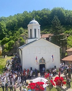 Манастир Свете Тројице Пљевља Заједничка молитва парохијана и гостију манастира Свете Тројице Пљевља који су дошли на поклоњење пљеваљским светињама и моштима светог игумана Стефана