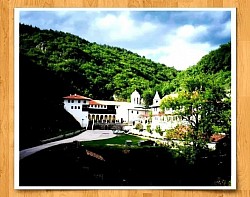 Манастир Свете Тројице Пљевља - Манастирски поглед кроз луке спољашњих зидова и камених аркада  Манастир Свете Тројице у Пљевљима окружен пространим зеленим пределом  Црквени кровови Манастира Свете Тројице у Пљевљима видљиви на ведром небу  Спољашњи угао манастирске зграде и природни пејзаж у позадини  Манастир Свете Тројице у Пљевљима снимај на сунчан дан са зеленилом  Детаљ камених зидова спољашње стране манастира  Манастирски комплекс у Пљевљима под облацима са природним околним амбијентом