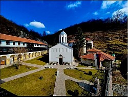 Манастир Свете Тројице Пљевља - Спољашњи поглед на Манастир Свете Тројице у Пљевљима, окружен зеленим брежуљцима и природним пејзажом