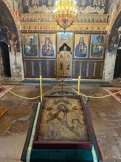 Чудотворна икона Богородичина Манастир Свете Тројице Пљевља - Специфичан приказ фрескописа и живописа манастира Свете Тројице у Пљевљима који осликавају библијске сцене и ликове светитеља из богате српске историје - Унутрашњост манастира са свечано украшеним централним делом цркве где се обављају литургије и молитве окружена древним фрескама и живописом велике историјске и уметничке вредности