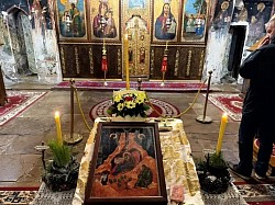 Манастир Свете Тројице Пљевља - Детаљан приказ унутрашњости манастирске цркве у Пљевљима са позлаћеним дуборезним иконостасом и аутентичним средњовековним фрескама на зидовима