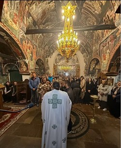 Света литургија и богослужење у манастиру Свете Тројице