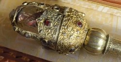 Штап Светог Саве у манастиру Свете Тројице у Пљевљама  - Историјски штап Светог Саве који се чува у ризници манастира Свете Тројице у Пљевљима као један од најзначајнијих предмета српске историје и духовности  Детаљан приказ пастирског штапа Светог Саве са украсима који симболизују архијерејску власт и духовни ауторитет првог српског архиепископа  Драгоцености из ризнице манастира Свете Тројице укључујући штап Светог Саве и друге предмете од злата и сребра који се чувају под будним оком братства манастира  Уникатни предмети из манастирске библиотеке и ризнице међу којима се посебно издваја штап Светог Саве као симбол православног пута и просвете  Поглед на изложбени део манастирске ризнице