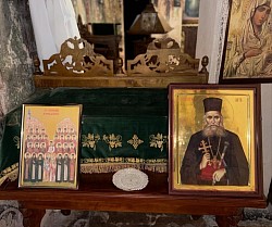 Приказ места где почивају свете мошти Светог Игумана Стефана Тројичког великог духовника чији благослов осећа свако ко крочи у манастир Пљевља  Детаљан приказ кивота са моштима Светог Стефана Тројичког украшеног свечаним покровом у крупном плану под светлом кандила које вечно гори