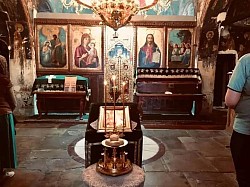 Светиња манастира Свете Тројице Пљевља са изложеним моштима и реликвијама из доњег угла које показују дубину православне вере у овом крају и   Детаљ са кивота Светог Саве где се види фини рад на металу и драго камење којима је ова светиња украшена у знак захвалности верног народа