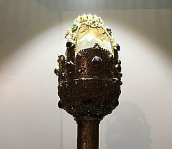 Историјски штап Светог Саве који се чува у ризници манастира Свете Тројице у Пљевљима као симбол архијерејске власти и просвете из крупног плана  Детаљан приказ пастирског штапа Светог Саве са украсима од племенитих материјала који се чува у стакленој витрини манастирске ризнице у Пљевљима  Драгоцености из ризнице манастира Свете Тројице Пљевља укључујући штап Светог Саве и средњовековне књиге оковане у сребро и злато