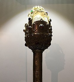 Историјски штап Светог Саве који се чува у ризници манастира Свете Тројице у Пљевљима као симбол архијерејске власти и просвете из крупног плана  Детаљан приказ пастирског штапа Светог Саве са украсима од племенитих материјала који се чува у стакленој витрини манастирске ризнице у Пљевљима  Драгоцености из ризнице манастира Свете Тројице Пљевља укључујући штап Светог Саве и средњовековне књиге оковане у сребро и злато