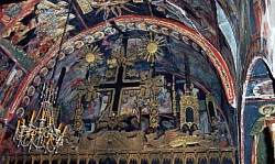 Манастирски мир у Пљевљима за време поподневног одмора када се само чује ветар у крошњама дрвећа око манастира Свете Тројице