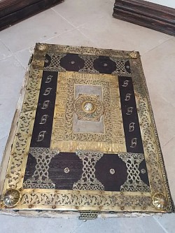 Пљеваљско Јеванђеље из четрнаестог века са богато украшеним иницијалима и минијатурама  Рукописна књига окована у сребрни повез са представама празника и јеванђелиста  Старе црквене књиге са маргинама које бележе вековну историју манастирског братства