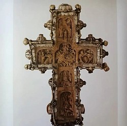 Дрвени крст мајсторске израде са дрвеним језгром и богатим сребрним оковима