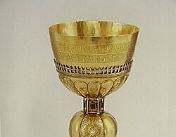 Позлаћени путир за причешће украшен филигранским нитима и полудрагим камењем