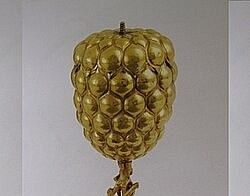 Манастирски дискос са урезаном представом Рођења Христовог и стара словенска слова  Сребрна звијезда која симболизује Витлејемску светлост са финим златарским гравирама  Манастирска кашичица за причешће од сребра као део најстаријег инвентара ризнице