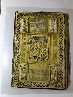 Пљеваљско Јеванђеље из четрнаестог века један од најлепших српских рукописа на пергаменту  Минијатура са ликом јеванђелисте Марка из средњовековног пљеваљског рукописа  Богато украшени иницијали са преплетима и мотивима биља у старој манастирској књизи  Четворојеванђеље из шеснаестог века са масивним сребрним оковима и приказима празника  Рукописни Псалтир са кожним повезом који су вековима користили манастирски монаси  Штампане књиге и инкунабуле Служабник из Горажданске штампарије из 1519 године као споменик ране српске писмености  Триод цветни штампан на дебелом папиру са препознатљивим црним и црвеним словима  Октоих првогласник сачуван у ризници као сведочанство о ширењу писмености у Полимљу  Стара манастирска штампана књига са дрворезима који приказују хришћанске мотиве  Повези и записи Кожни повез са рељефним крстом и металним копчама који чува средњовековне странице  Запис дијака на маргинама књиге који сведочи о тешким временима и опстанку манастира  Оков за Јеванђеље у филиграну са драгим камењем мајсторски рад пљеваљских златара  Старе црквене матичне књиге и летописи манастира Света Тројица  Кључне речи за библиотеку (у једном низу): старе српске књиге, рукописно наслеђе, Пљеваљско Јеванђеље, Горажданска штампарија, инкунабуле, српска калиграфија, средњовековне минијатуре, пергамент, манастирска библиотека, књиге у сребрном окову, дијаци и писари, историја српске писмености, Псалтир, Октоих, Служабник, црквенословенски језик, културно благо Пљеваља