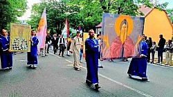 Више хиљада верника на свечаној литији у Никшићу Светом архијерејском литургијом у Саборном храму, коју је служио епископ диоклијски Пајсије са свештенством, и свечаном литијом, која је окупила више хиљада грађана из Црне Горе и региона, у Никшићу је традиционално обиљежен Дан Светог Василија Острошког чудотворца, духовног заштитника града подно Требјесе. Никшић је данас 12.маја посебно у знаку Острошког Чудотворца, светитеља кога поштују људи без обзира на вјеру и нацију. А да Никшић живи под окриљем Светог Василија Острошког свједочи и застава са ликом светитеља, уздигнута на јарболу испред зграде Скупштине општине. Свечана литија је завршница традиционалне духовно – културне манифестације “Дани Светог Василија Острошког”, а данашњу молитвену шетњу предвододе митрополити црногорско – приморски Јоаникије и будимљанско – никшићки Методије, бројни епископи, као и челници никшићке Општине и Скупштине, Марко Kовачевић, Милица Лалатовић Жижић. Kолона вјерника кренула је у 18 сати испред Саборног храма посвећеном Светом Василију Острошком и у свештеном ходу, уз духовне пјесме, мирис тамјана, благослова и молитви за мир, напредак, слогу и благостање пролази традиционалном маршрутом никшићким улицама, заустављајући се на више градских раскршћа.