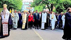 Никшић је данас 12.маја посебно у знаку Острошког Чудотворца, светитеља кога поштују људи без обзира на вјеру и нацију. А да Никшић живи под окриљем Светог Василија Острошког свједочи и застава са ликом светитеља, уздигнута на јарболу испред зграде Скупштине општине. Свечана литија је завршница традиционалне духовно – културне манифестације “Дани Светог Василија Острошког”, а данашњу молитвену шетњу предвододе митрополити црногорско – приморски Јоаникије и будимљанско – никшићки Методије, бројни епископи, као и челници никшићке Општине и Скупштине, Марко Kовачевић, Милица Лалатовић Жижић. Kолона вјерника кренула је у 18 сати испред Саборног храма посвећеном Светом Василију Острошком и у свештеном ходу, уз духовне пјесме, мирис тамјана, благослова и молитви за мир, напредак, слогу и благостање пролази традиционалном маршрутом никшићким улицама, заустављајући се на више градских раскршћа. Улицама Никшића проносе се јастук и епитрахиљ Светог Василија Острошког, који се чувају у његовом Саборном храму.