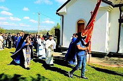 Освештан храм Светих Равноапостолних Кирила и Методија Митрополит Атанасије освештао нову цркву у селу Обарде код Пљеваља У недељу 24. маја 2026. године, на дан када Православна Црква прославља велике угоднике Божије Свете Равноапостолне Кирила и Методија, Његово Високопреосвештенство Архиепископ и Митрополит милешевски г. Атанасије освештао је храм посвећен овој двојици учитеља словенских у селу Обарде код Пљеваља. Након тога Митрополит Атанасије је служио Свету архијерејску Литургију у овом новом храму, поводом свечаног чина освећења и прославе храмовне славе Светих Кирила и Методија. Саслуживали су настојатељ манастира Свете Тројице код Пљеваља игуман Зосима, Секретар Епархије милешевске протојереј Горан Крстић и протођакон Иван Савић. Међу верним народом, учесницима Божанске Литургије, били су Председник Општине Пљевља др Дарио Вранеш, Председник ЦО Пљевља Милинко Газдић и други угледни гости и званице пристигли у Обарде из разних крајева. Домаћини данашње свечаности су били чланови Одбора за изградњу храма на челу са Председником Одбора Милошем Зиндовићем и старешином храма протојерејем-ставрофором Боривојем Пантићем. Они су заједно припремили славске дарове који су освештани након заамвоне молитве. Обраћајући се сабраним учесницима Евхаристијског сабрања Митрополит Атанасије је у пастирској беседи, поред осталог, рекао: – Ми стално исповедамо то да смо народ Божији и да је смисао нашег постојања баш у томе да себе остваримо као народ Божији, они који су у Божијој Заједници. Ви овде у селу Обарде то данас показујете и зато, у радости која нас је данас преплавила, ја могу само да вам честитам на томе што сте се потврдили и показали да сте на Путу Божијем. – Света браћа Кирило и Методије беху сложни и сагласни на Божијем путу, на делу спасења. Направили су концепцију свог деловања да испуне заповест Христову: Идите и научите све народе, крстећи их у име Оца и Сина и Духа Светога, да се тако спасавају. Јер, једино у томе и јесте спасење, бити у познању Бога и у заједништву са Њиме, у истом искуству живота. – Они оприсутњују Бога и Његов план живота и спасења. То њихово дело је проширено не само на словенске народе него и кроз словенске земље, преко простора на којима Словени живе, тако да је и овај простор освећен, много година пре нашег доласка овде. Дакле, овај простор је освећен давно, пре много векова, захваљујући Светој Браћи које данас помињемо, захваљујући делу Светих Кирила и Методија. – Господ је нарочито показао своју наклоност и поверење према нама када нас је удостојио да из наших руку прима дарове, заузврат ономе што је Он нама већ дао. Удостојио нас да можемо и ми Њему дати уздарје. Он је дао да будемо настављачи оног дела које су већ обавили Свети Кирило и Методије на нашем простору и њихови настављачи. – Овај храм је велико духовно борилиште. Овде, у овом храму, догађаће се спасоносна дела за наш вечни живот, за наш напредак ка Царству Небескоме. Овде ће се остваривати велика сусретања нас са нашим Творцем, са Господом Богом и са Светима Његовима. Овде ће бити оствариване наше молитве за наше здравље, за наше духовно напредовање, за сагласност, слогу, саборност. А овај храм је доказ шта све саборност може да постигне. Ви који сте малобројни у селу Обардама успели сте да подигнете овај величанствени храм, за кратко време, нагласио је Митрополит Атанасије честитајући верном народу овога краја на овом великом богоугодном делу. Старешина храма Светих Кирила и Методија у Обардама протојереј-ставрофор Боривоје Пантић је у име Одбора за изградњу захвалио Митрополиту Атанасију на данашњем великом делу које је за овај крај и овај народ урадио осветивши њихов храм па га потом позвао да он, у њихово име, преда четвртину славског колача г. Жељку Зиндовићу који се јавио за домаћина за идућу годину, за покој душе свога брата Лазара чија је жеља, за време овоземаљског живота, била да буде домаћин Славе. Протојереј Боривоје се захвалио и свима који су на било који начин помогли градњу овог светог храма. На предлог Грађевинског одбора Митрополит Атанасије је уручио Архијерејске грамате признања неколицини најзаслужнијих који су значајно допринели да ово богоугодно дело буде завршено. Одбор за градњу храма, као добри домаћини, приредио је славску трпезу љубави за све сабране. Ту су они, у знак захвалности и сећања на данашњи дан и свечаност, уручили репродукције икона Светих Кирила и Методија, као њихов посебан дар, неким добрим људима који су им помогли у градњи храма. Земљиште за храм Светих Кирила и Методија у Обардама поклонио је Српској Православној Цркви, Епархији милешевској, Славко Зиндовић и оно је освештано 28. маја 2023. године. Грађевински материјал за темеље храма донирао је Бојан Струњаш па су они завршени и освећени 5. августа 2023. године. Љубомир Пурић са синовима донирао је крстове, звоно Лале Деспотовић, иконостас, и иконе на њему које су рад Драгана Деспотовића, донирао је Миле Прерадовић. Тако је за мање од три године овај свети храм завршен у потпуности и данас освештан Митрополит Атанасије освештао нову цркву у селу Обарде код Пљеваља